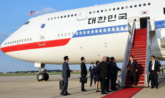 윤석열 대통령이 17일(현지시간) 미국 워싱턴DC 인근 앤드루스 공군기지에 도착, 공군 1호기에서 내린 뒤 영접 인사들과 악수하고 있다. 윤 대통령은 미국 대통령의 공식 별장인 캠프 데이비드에서 18일(현지시간) 열리는 한미일 정상회의에 참석한다.  워싱턴=연합뉴스